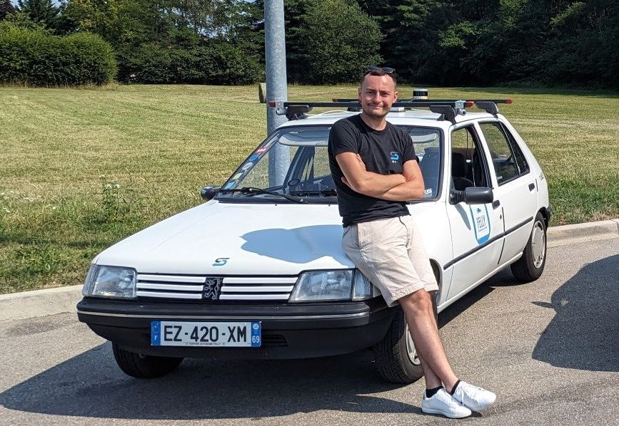 Sébastien Favier devant sa Peugeot 205 autonome